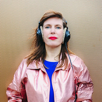 Podcast maker Maaike Muis met metallic jasje en koptelefoon