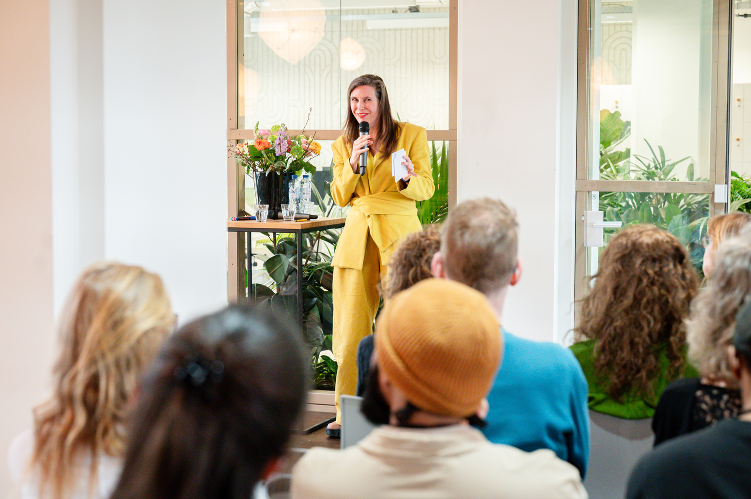 Maaike Muis spreekt voor publiek bij FPK
