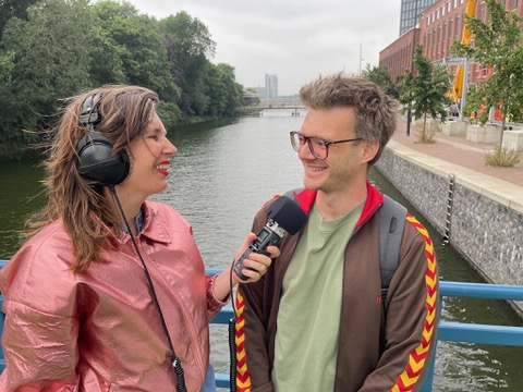 Maaike Muis podcastinterview buiten met koptelefoon
